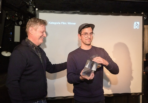 adc_yca_2017_Rudi Haller (Swissfilm Association) mit dem Gewinner der Kategorie Film Jannic Mascello.jpg