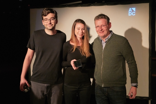 Die Gewinner der Kategorie Film Guenter Zumbach & Cinthia Stettler mit Rudi Haller (Swissfilm Association). adc_yca_2016_16-11-09_19-52-07_1DX_3516.jpg