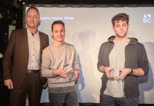 adc_yca_2017_Peer Kleinfeldt (APG|SGA) mit den Gewinnern der Kategorie Outdoor Heinrich Schnorf & Sandro Heierli.jpg