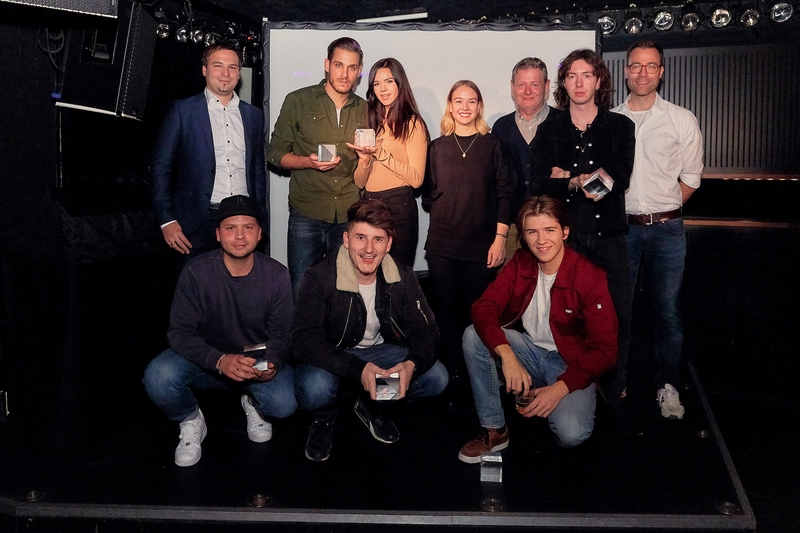 Die Gewinner des ADC YCA 2018 mit den Sponsoren Raffaello Giorgio (PostMail), Rose Portmann (Swisscom), Rudi Haller (Swissfilm Association) und Nicolas Pernet (Blick). ADC YCA 2018_Die Gewinner mit den Sponsoren Raffaello Giorgio (PostMail), Rose Portmann (Swisscom), Rudi Haller (Swissfilm Association) und Nicolas Perner (Blick).jpg