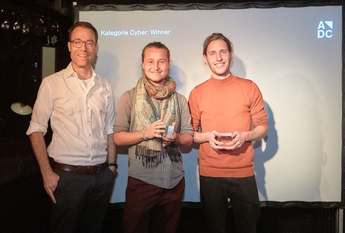 adc_yca_2017_Nicolas Pernet (Blick) mit den Gewinnern der Kategorie Cyber Oscar Jacobson & Christian Frei.jpg