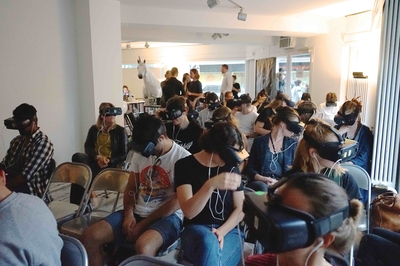 Nach dem Briefing luden VR-Brillen zum Einblick in die Welt der Blick-Gruppe_low.jpg