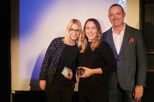 Die Gewinner der Kategorie Direct Stephanie Luescher & Yael Kölliker mit Andreas Lang (Die Post/Postmail). adc_yca_2016_16-11-09_19-39-01_1DX_3438.jpg