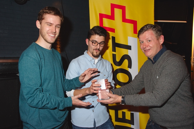 Die Gewinner der Kategorie Film: Yannick Schaller und Hekuran Abdyli mit Rudi Haller 14_Würfel Film_Yannick Schaller und Hekuran Abdyli mit Rudi Haller.JPG