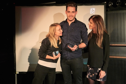 Die Gewinner der Kategorie Cyber Dominique Magnusson & Luca Schneider mit Manuela Gualeni (UBS). adc_yca_2016_16-11-09_19-34-57_1DX_3410.jpg